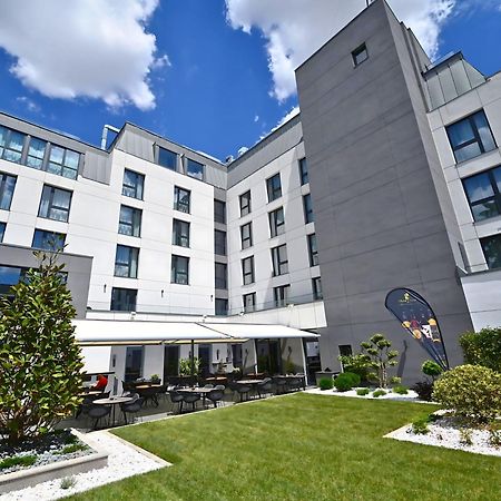 Aniroc Signature Hotel Arad Exteriér fotografie The courtyard of the new building
