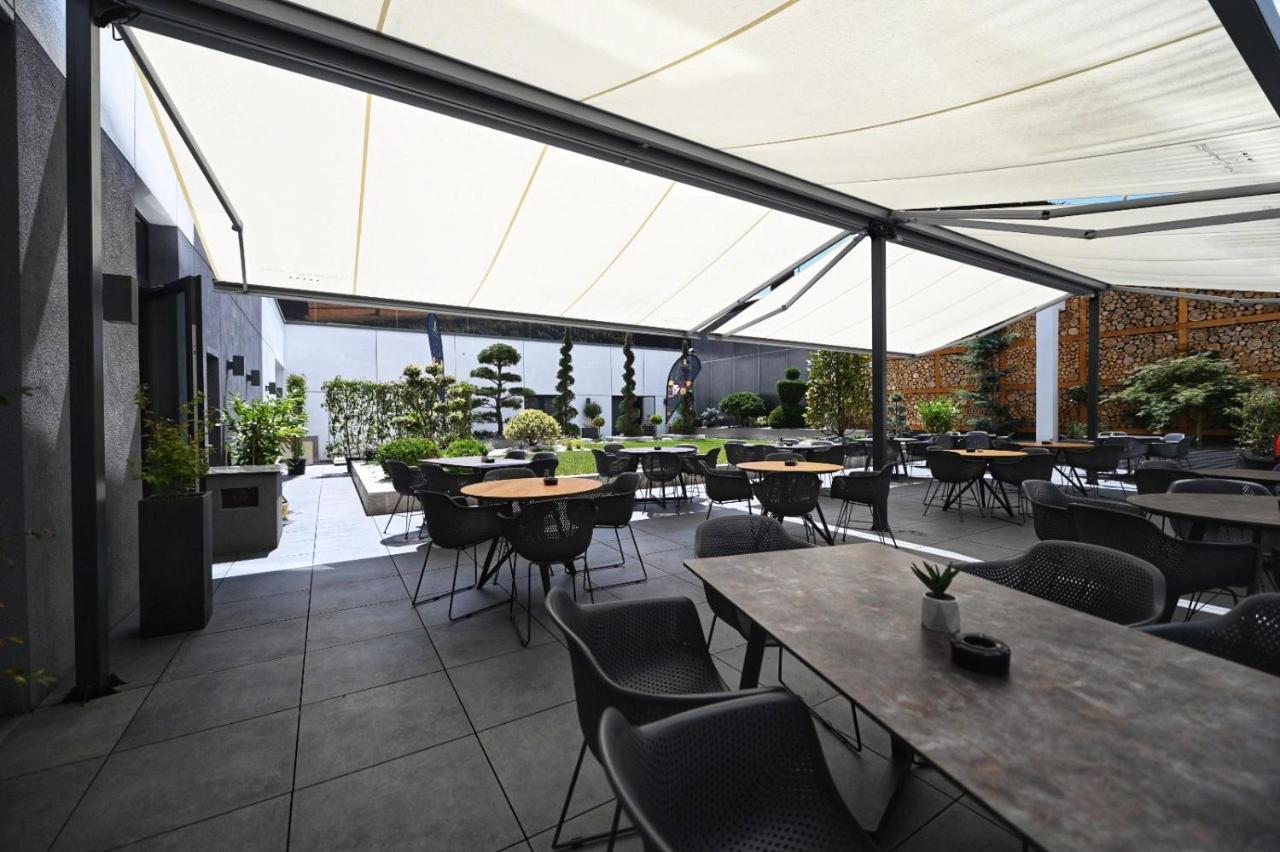 Aniroc Signature Hotel Arad Exteriér fotografie The rooftop terrace