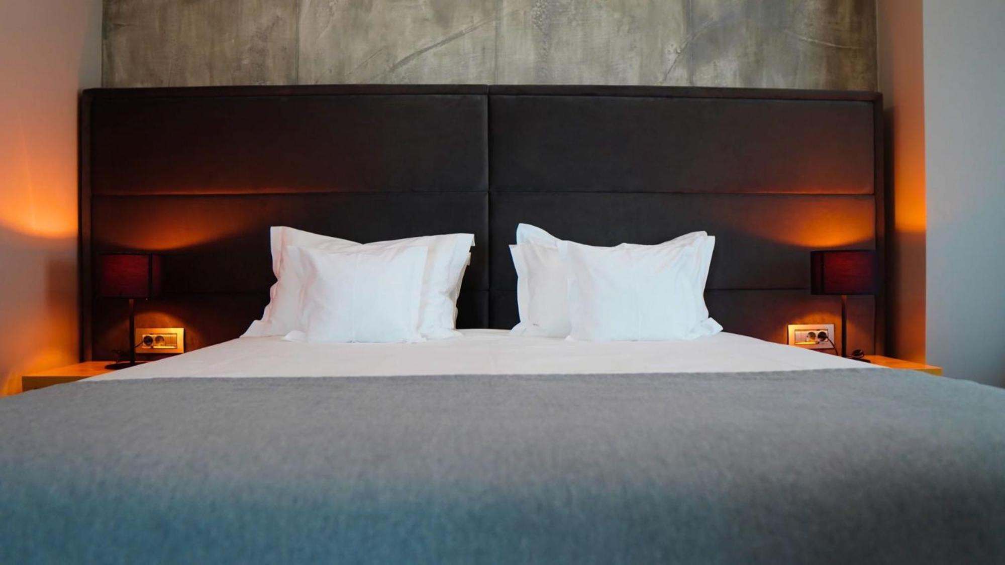 Aniroc Signature Hotel Arad Exteriér fotografie A bed with two pillows