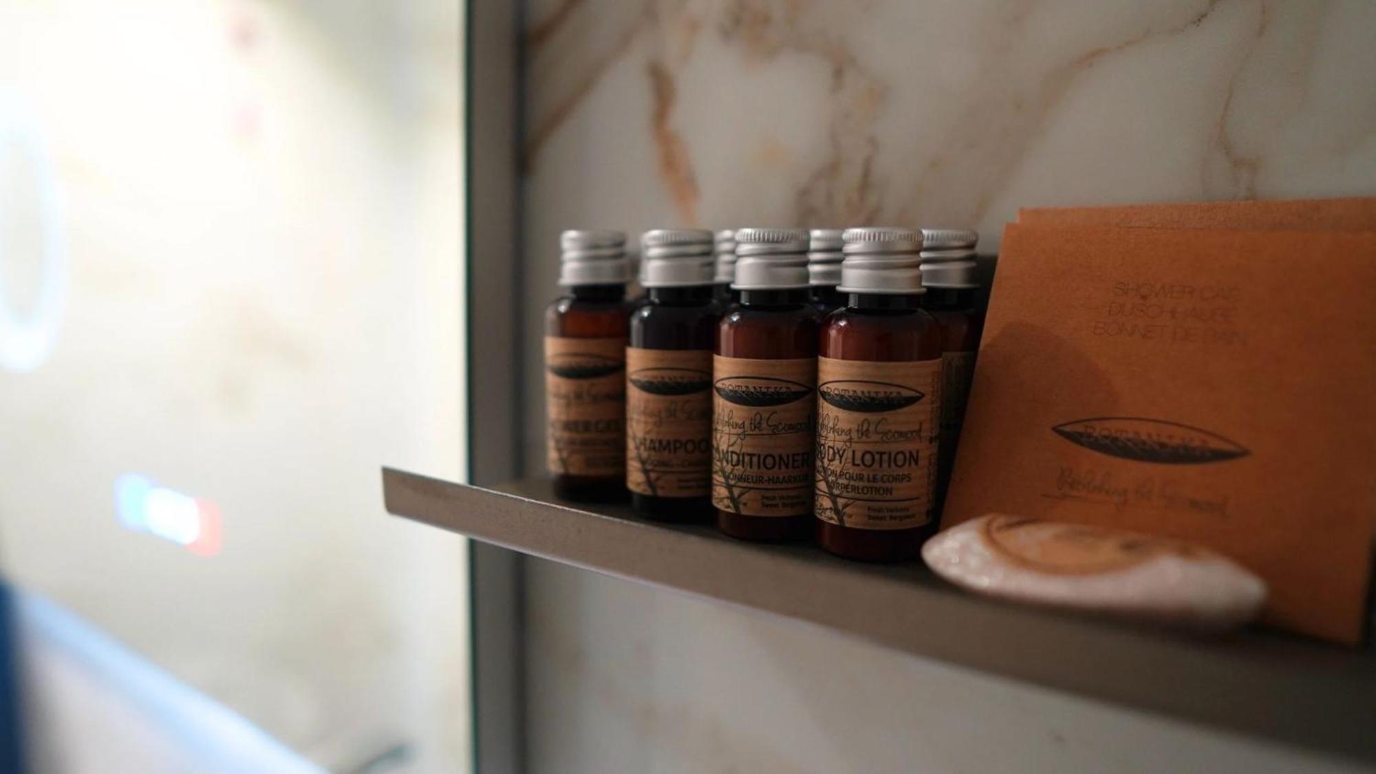 Aniroc Signature Hotel Arad Exteriér fotografie A selection of toiletries
