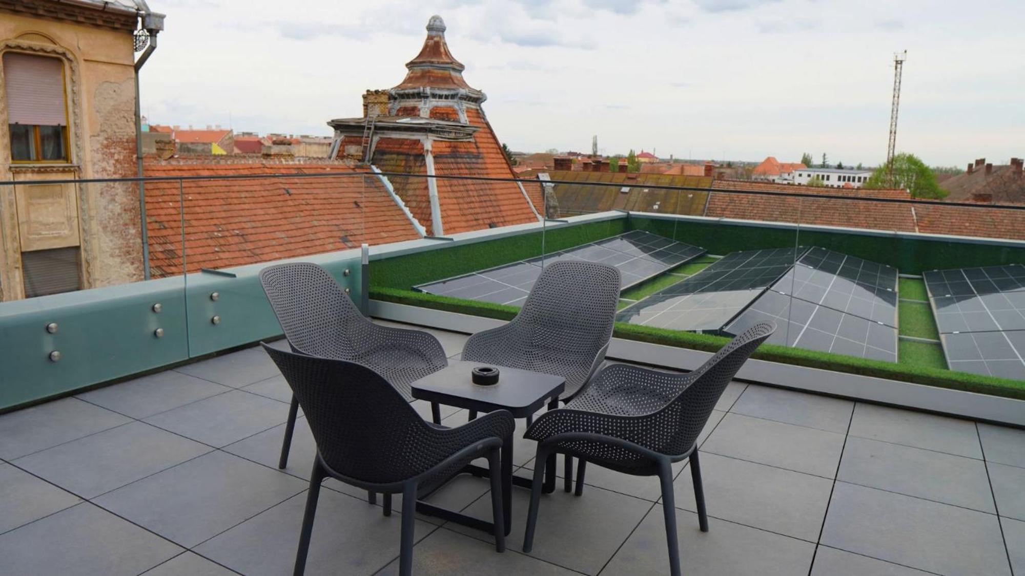 Aniroc Signature Hotel Arad Exteriér fotografie Rooftop terrace