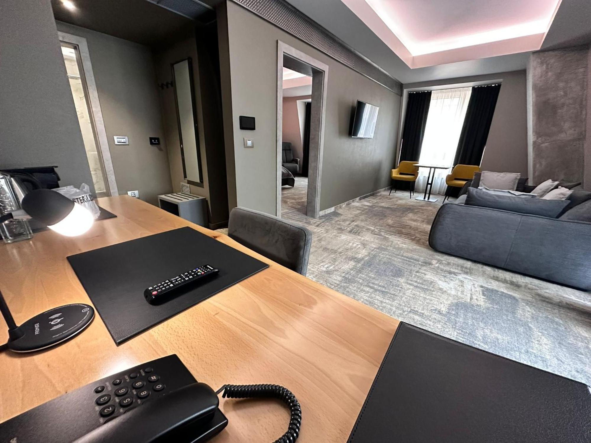 Aniroc Signature Hotel Arad Exteriér fotografie Suite