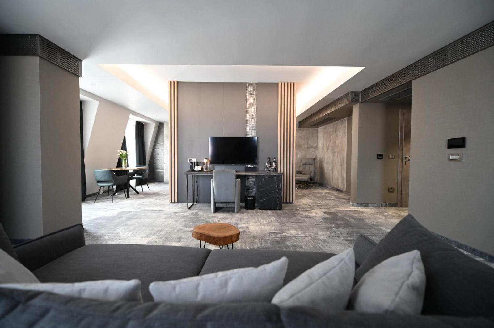 Aniroc Signature Hotel Arad Exteriér fotografie The interior of a suite at the hotel