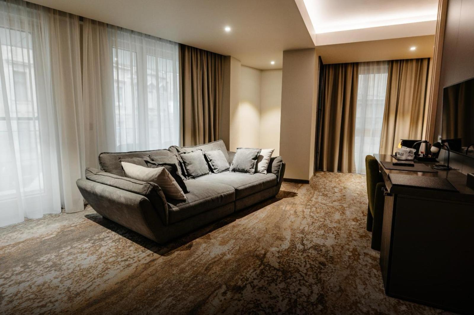 Aniroc Signature Hotel Arad Exteriér fotografie A suite at the hotel