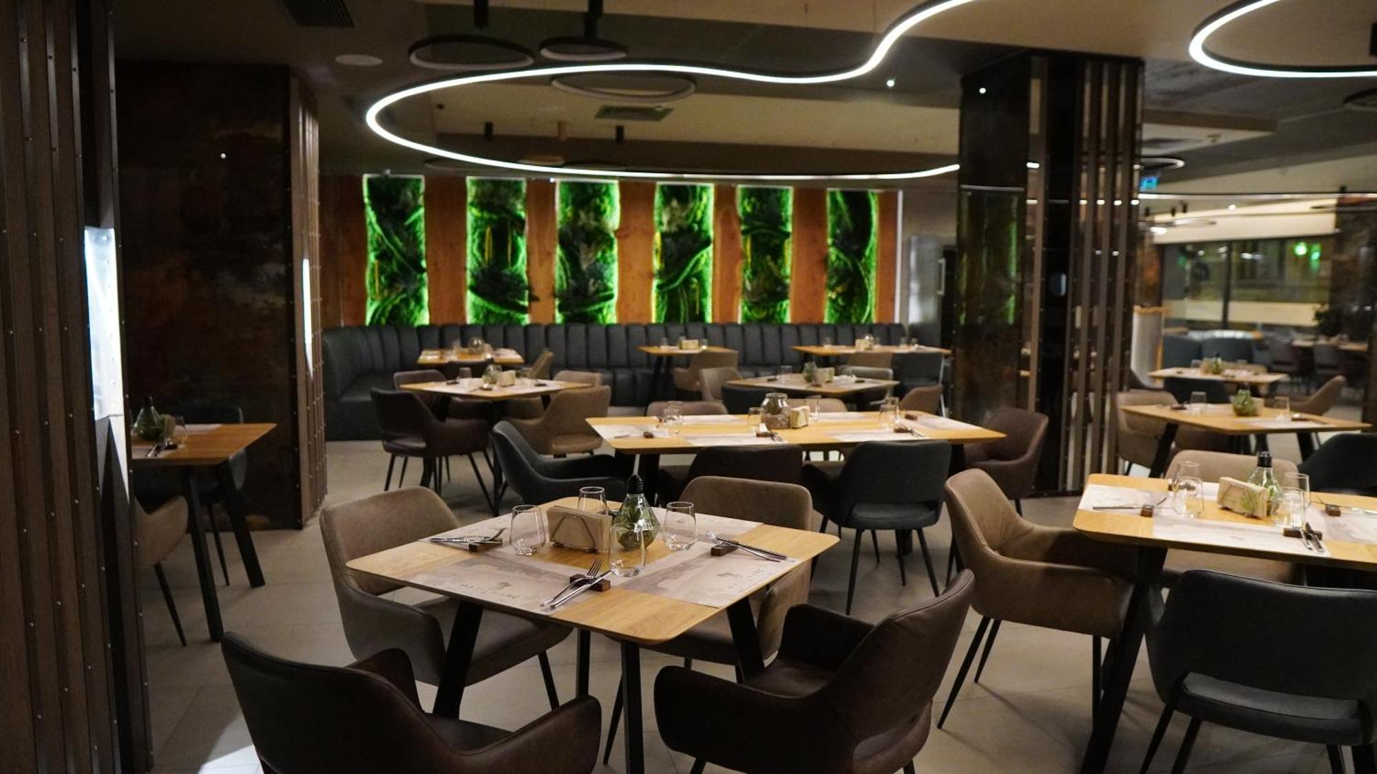 Aniroc Signature Hotel Arad Exteriér fotografie The interior of the restaurant