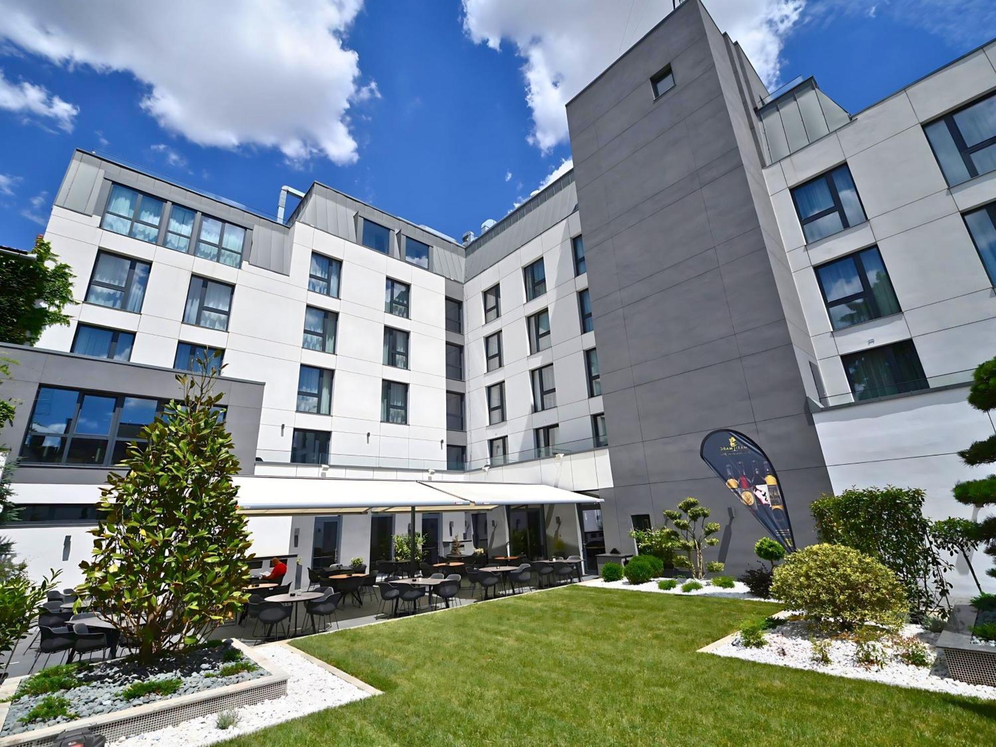 Aniroc Signature Hotel Arad Exteriér fotografie The courtyard of the new building