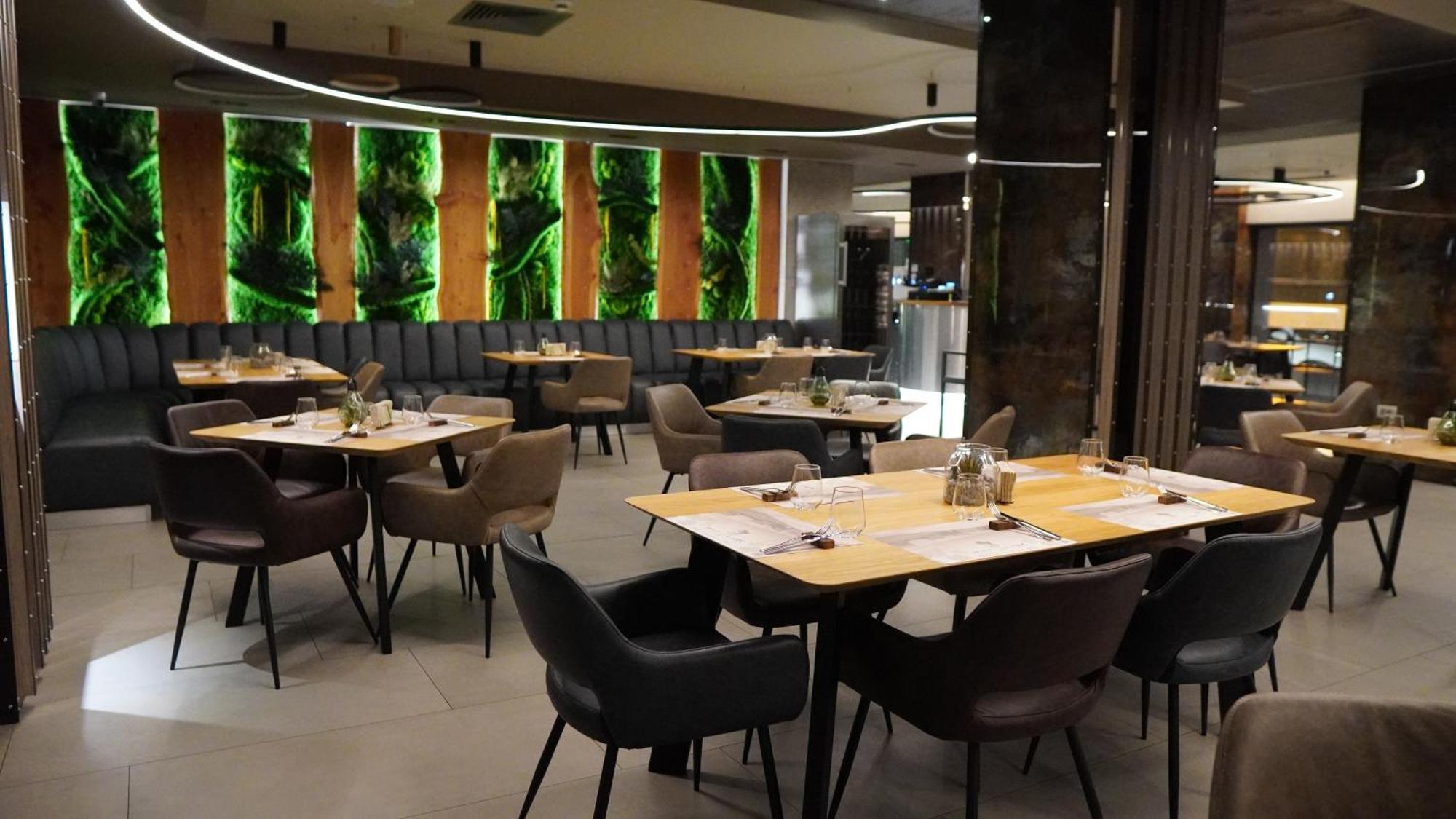 Aniroc Signature Hotel Arad Exteriér fotografie The interior of the restaurant