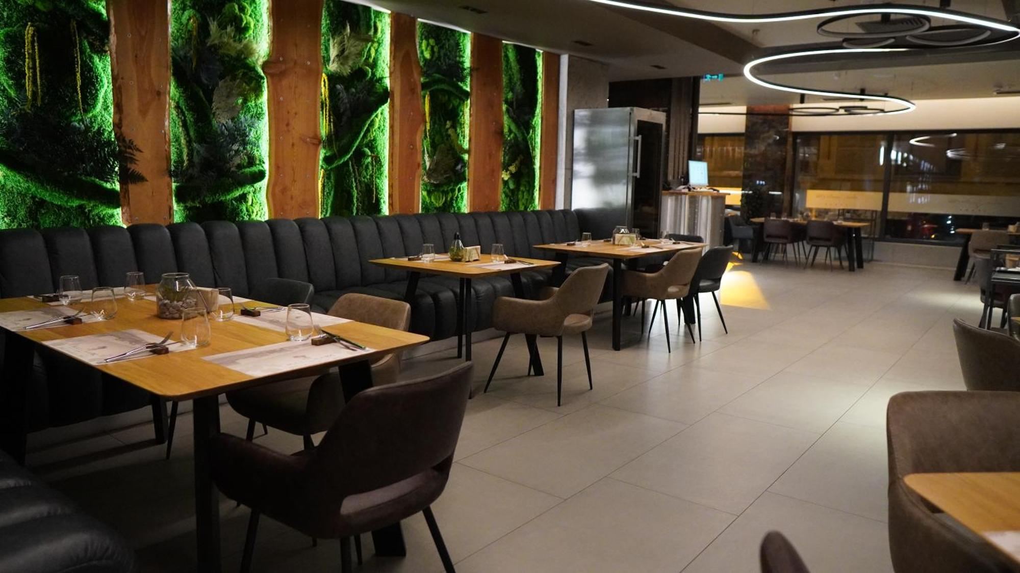 Aniroc Signature Hotel Arad Exteriér fotografie Interior of a restaurant in Belgrade