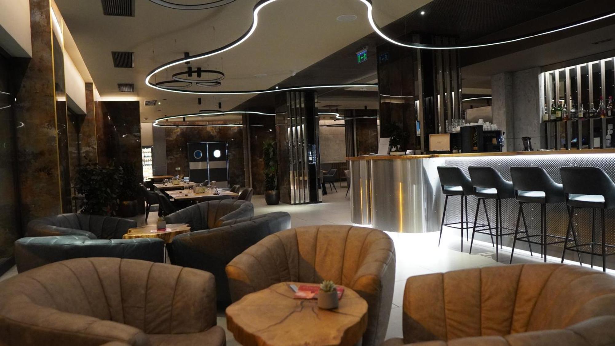 Aniroc Signature Hotel Arad Exteriér fotografie The lounge at the airport