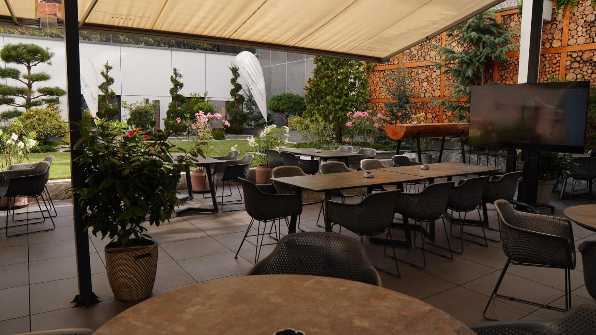 Aniroc Signature Hotel Arad Exteriér fotografie The restaurant's terrace