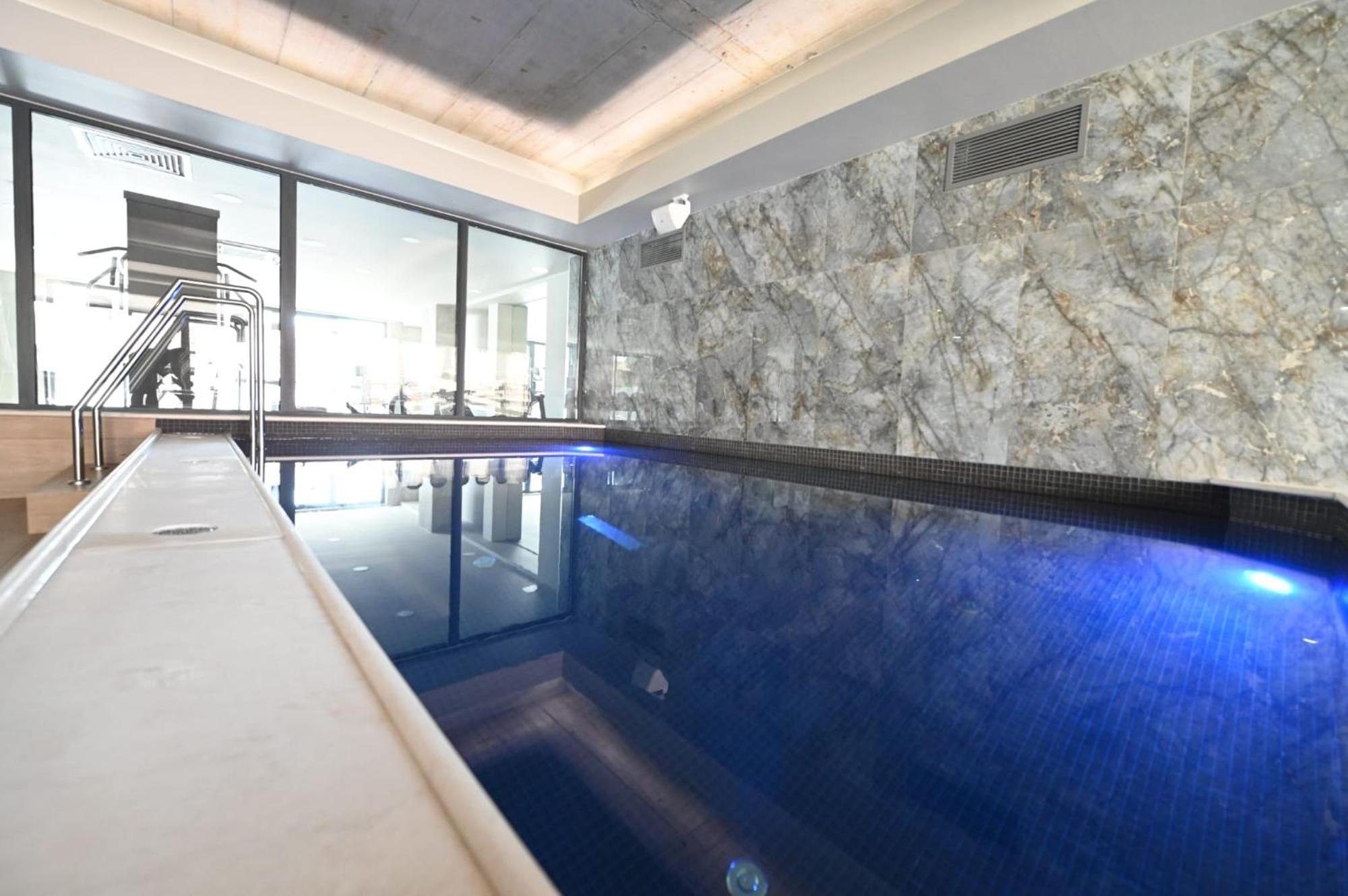 Aniroc Signature Hotel Arad Exteriér fotografie A pool with a glass wall