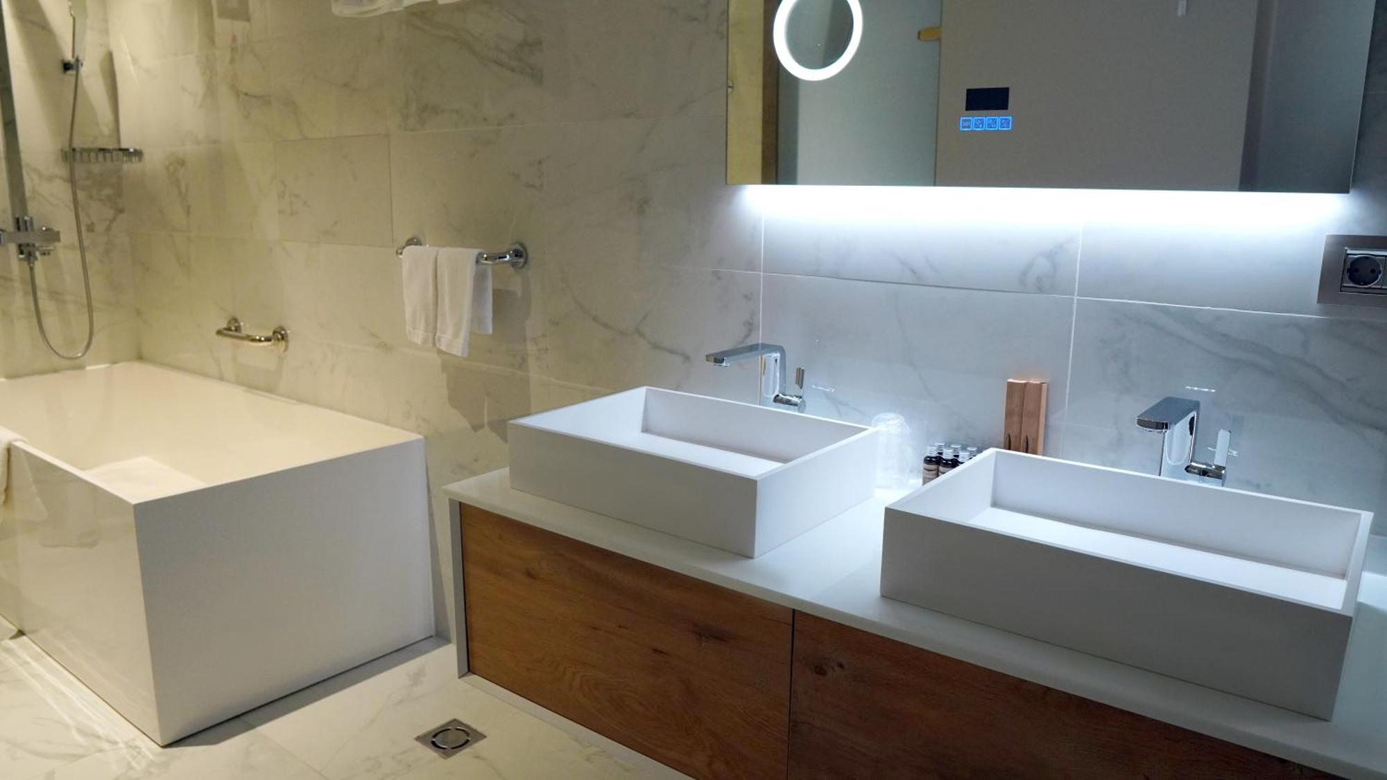 Aniroc Signature Hotel Arad Exteriér fotografie Bathroom with LED lighting