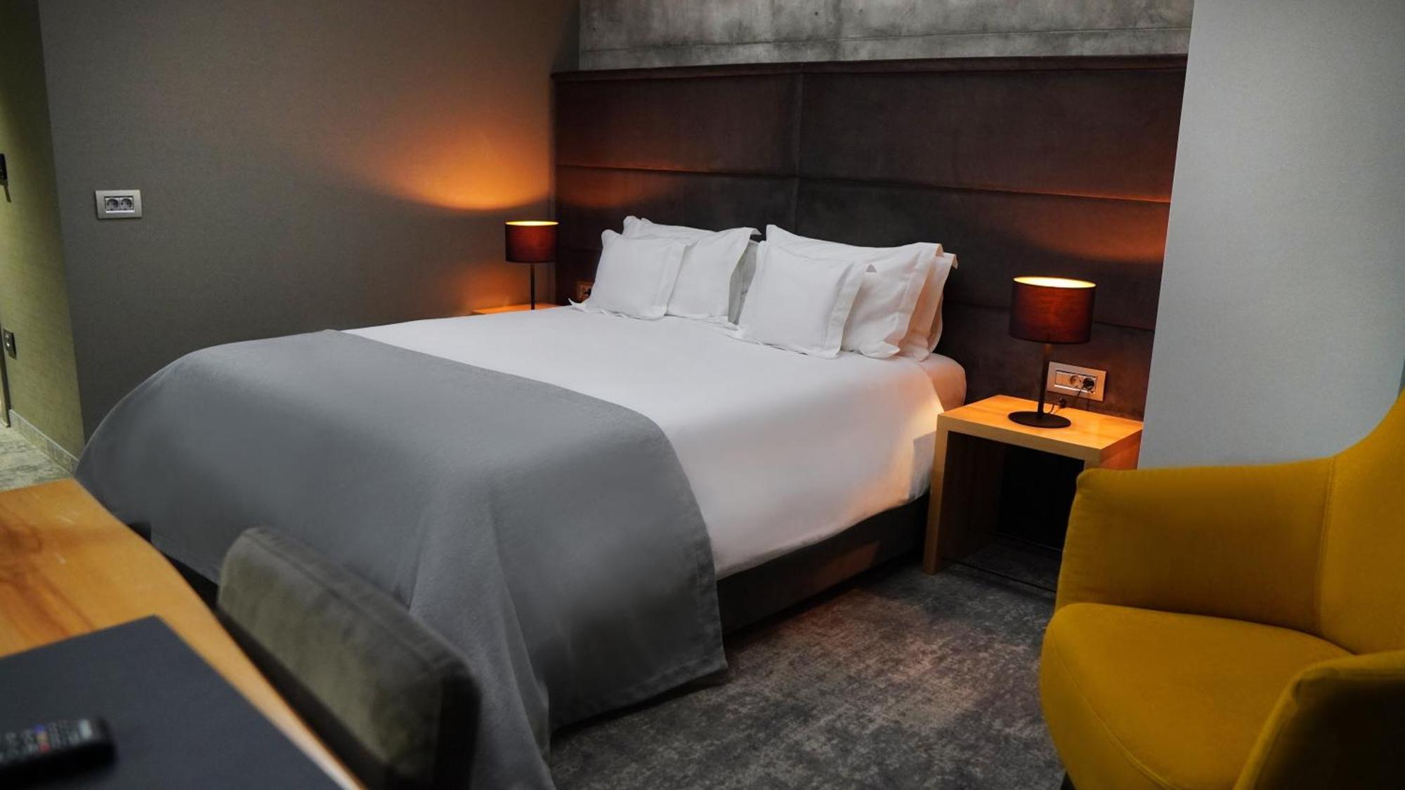 Aniroc Signature Hotel Arad Exteriér fotografie A bedroom at the hotel