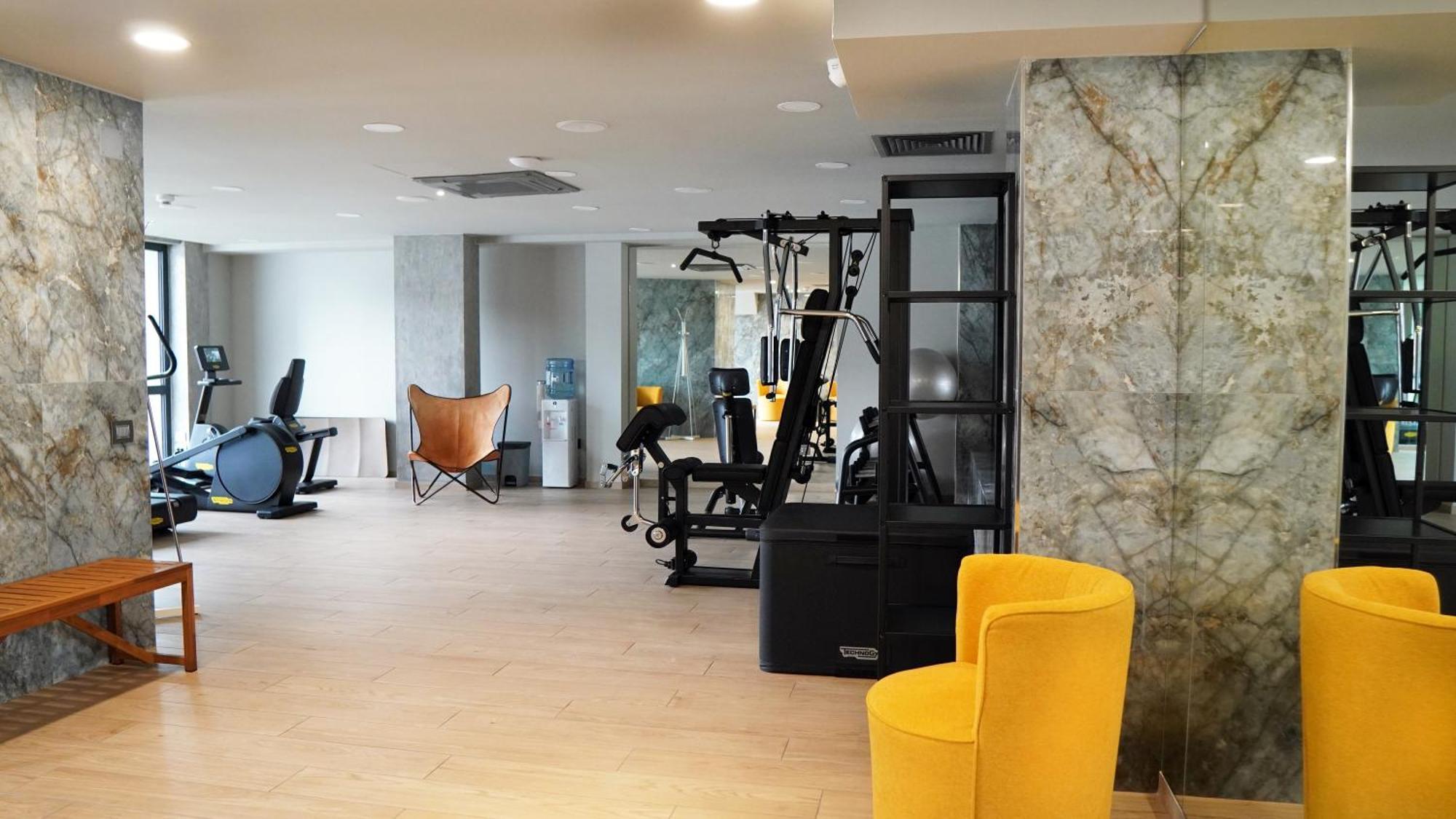 Aniroc Signature Hotel Arad Exteriér fotografie The gym at the hotel