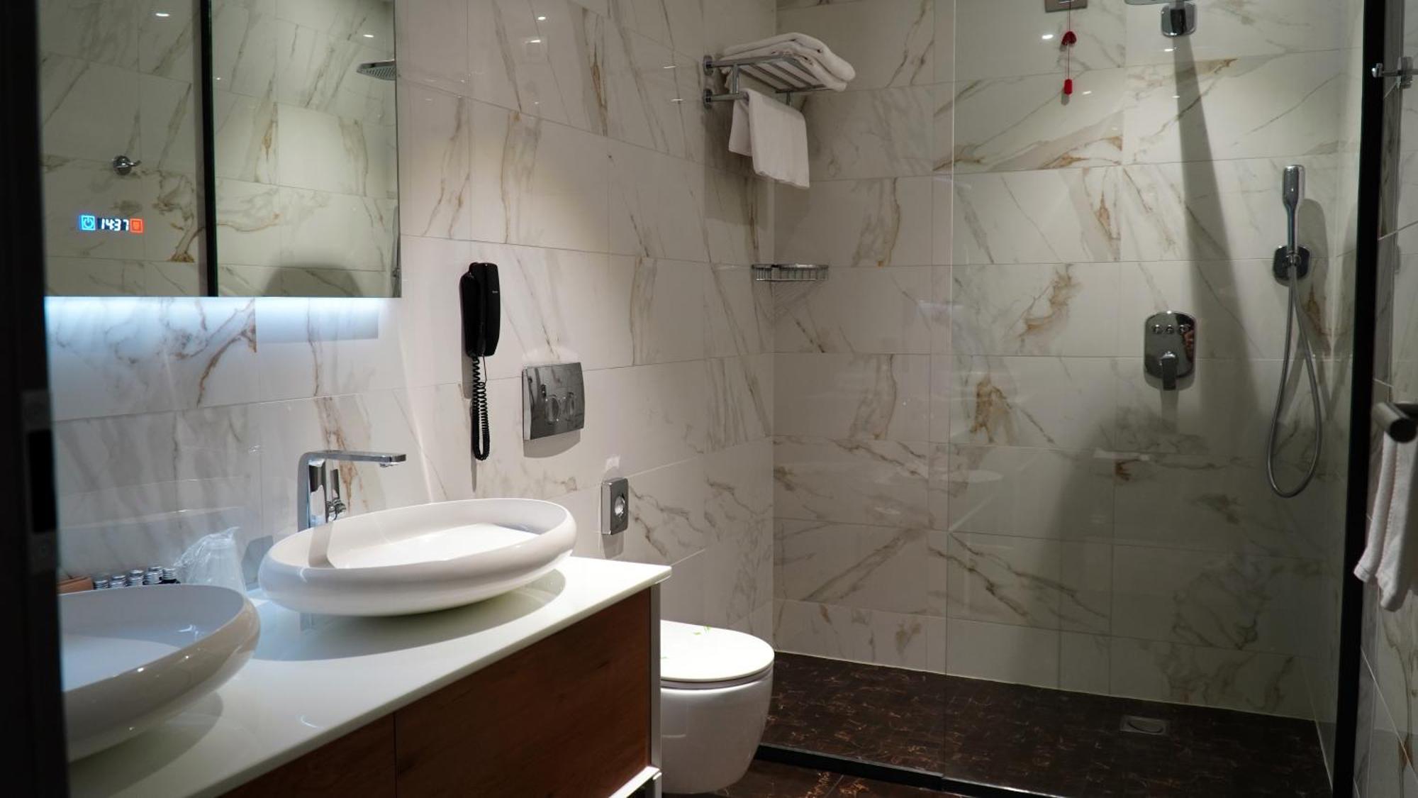 Aniroc Signature Hotel Arad Exteriér fotografie Bathroom