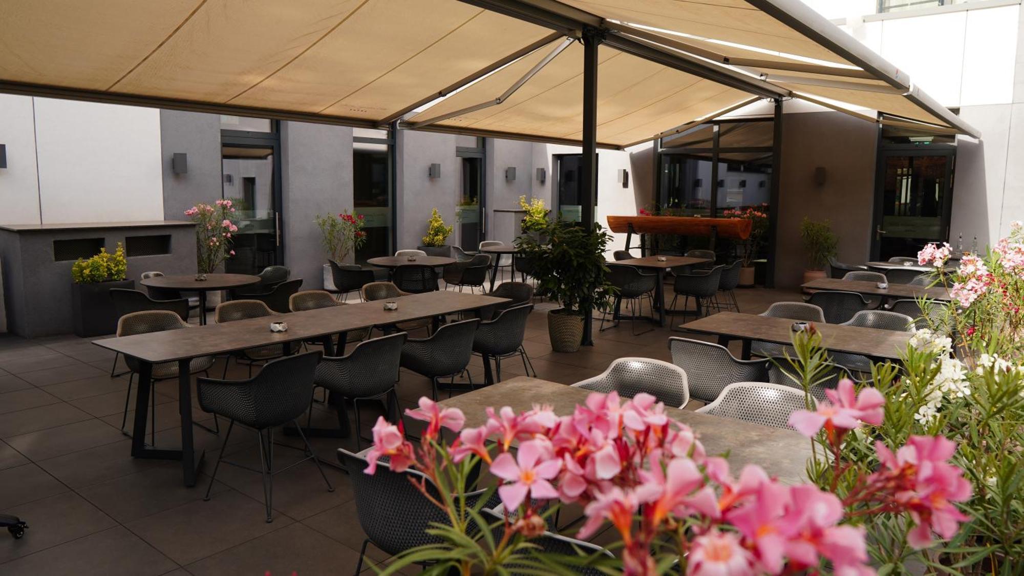 Aniroc Signature Hotel Arad Exteriér fotografie The terrace of the restaurant