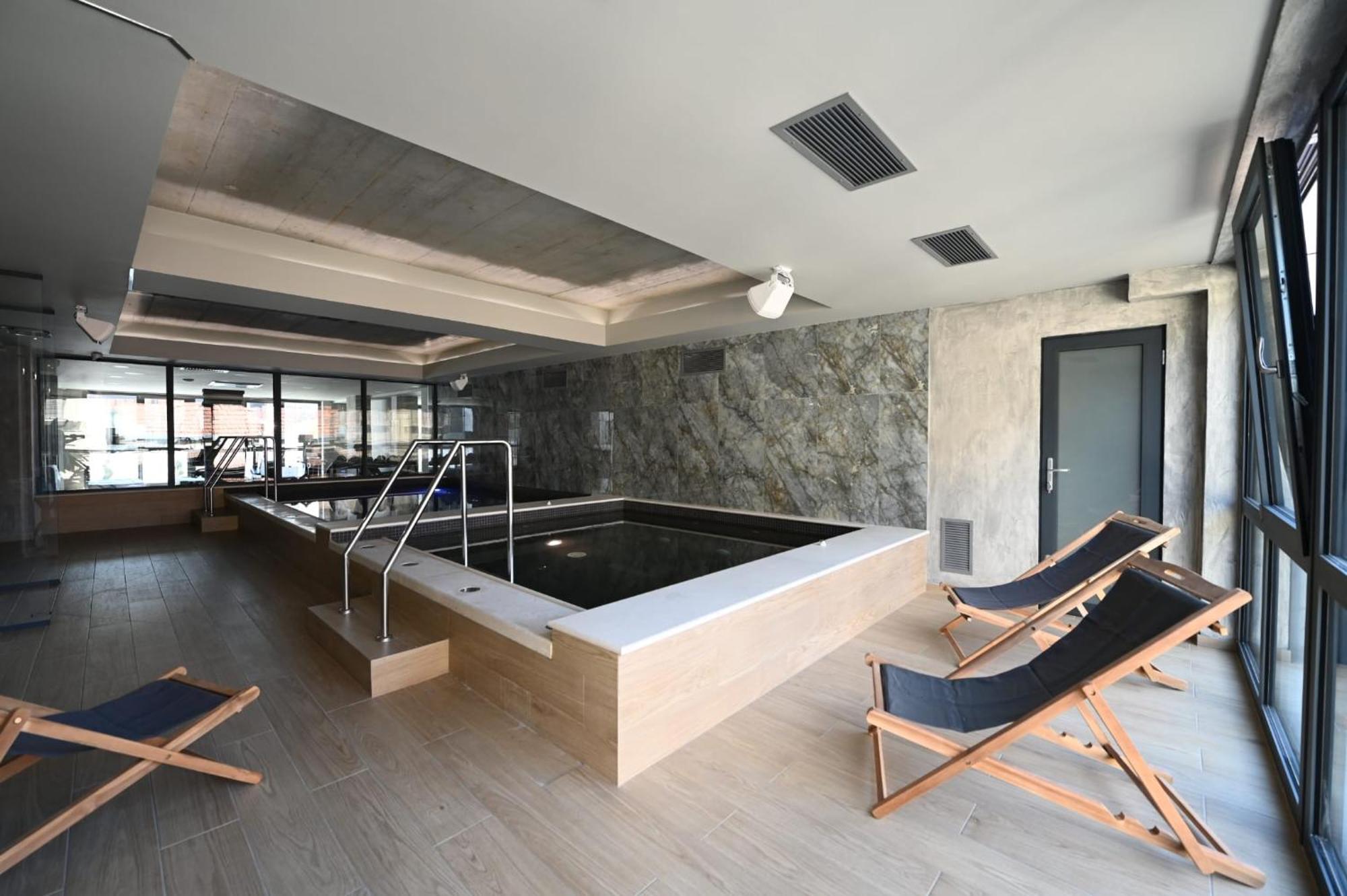 Aniroc Signature Hotel Arad Exteriér fotografie A private spa in a hotel