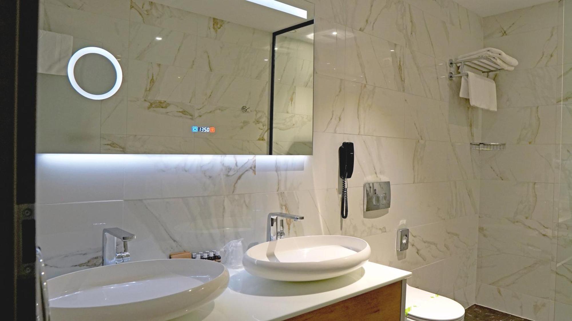 Aniroc Signature Hotel Arad Exteriér fotografie Bathroom