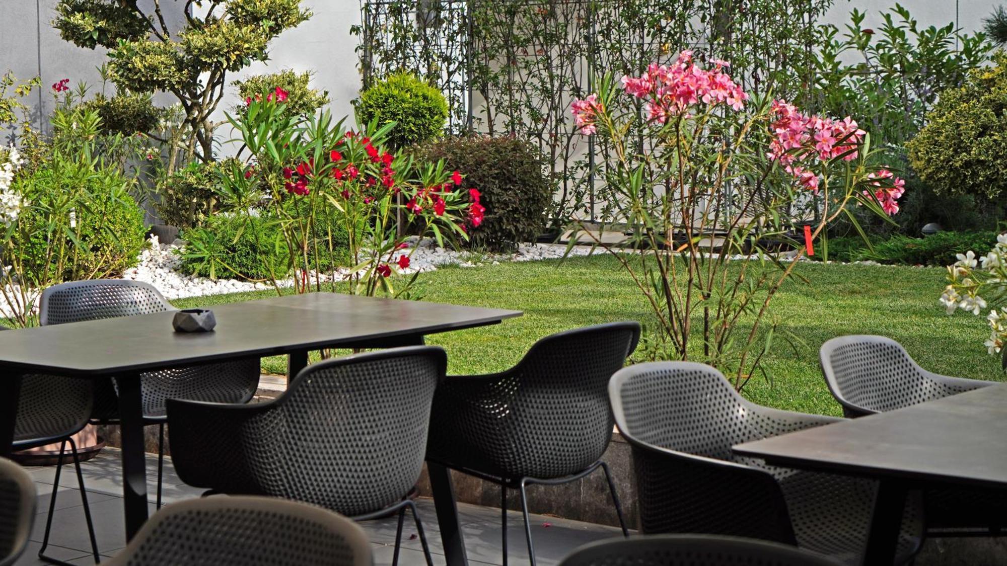 Aniroc Signature Hotel Arad Exteriér fotografie The garden of the hotel
