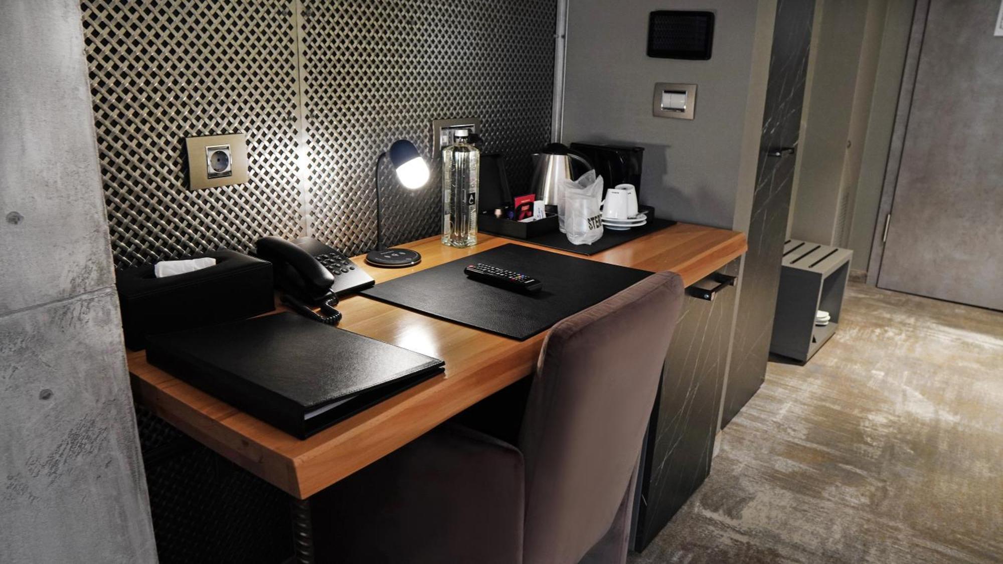 Aniroc Signature Hotel Arad Exteriér fotografie A Nespresso machine in a hotel room