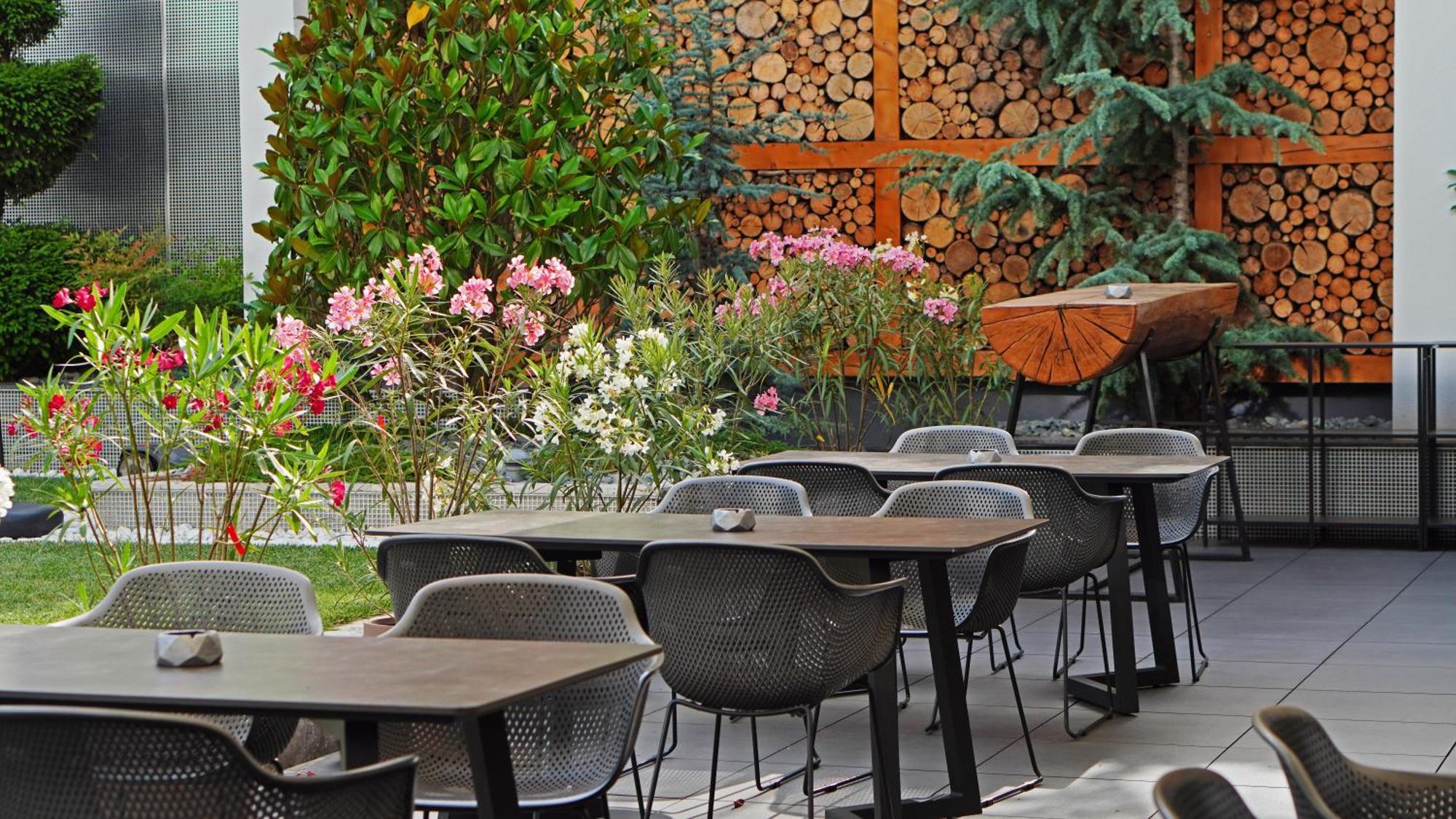Aniroc Signature Hotel Arad Exteriér fotografie The outdoor terrace