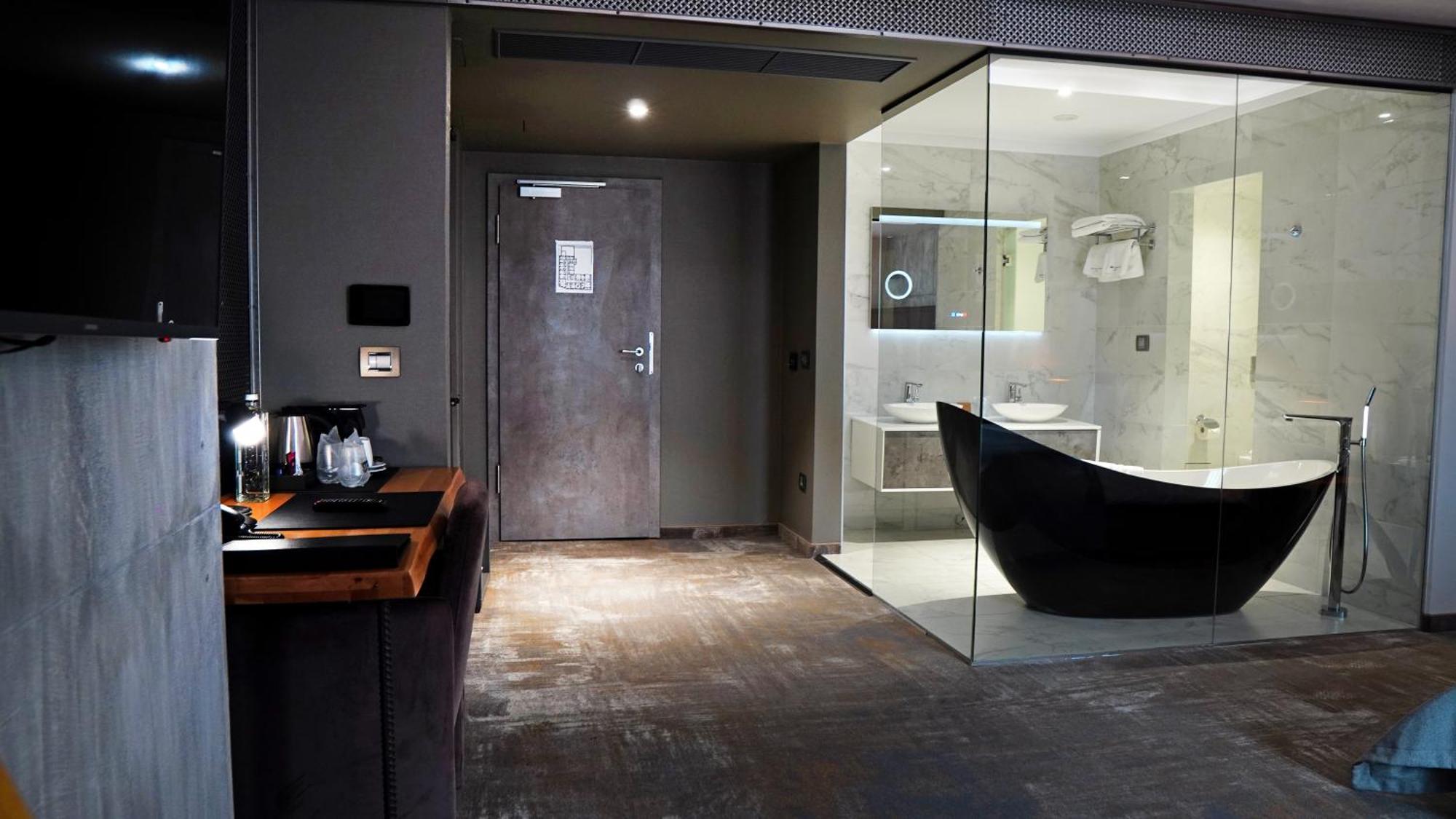 Aniroc Signature Hotel Arad Exteriér fotografie A bathroom at the hotel