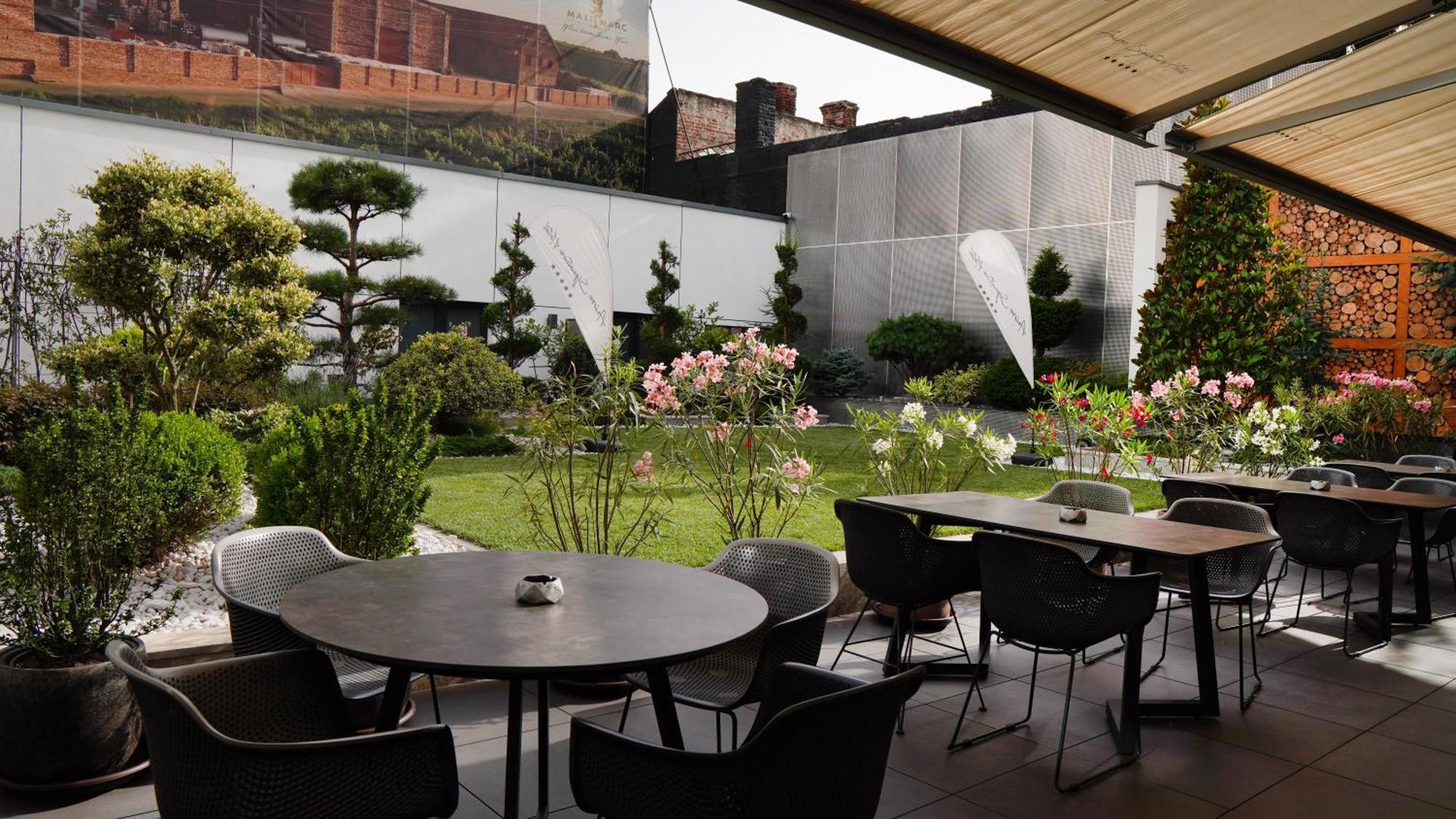 Aniroc Signature Hotel Arad Exteriér fotografie The garden