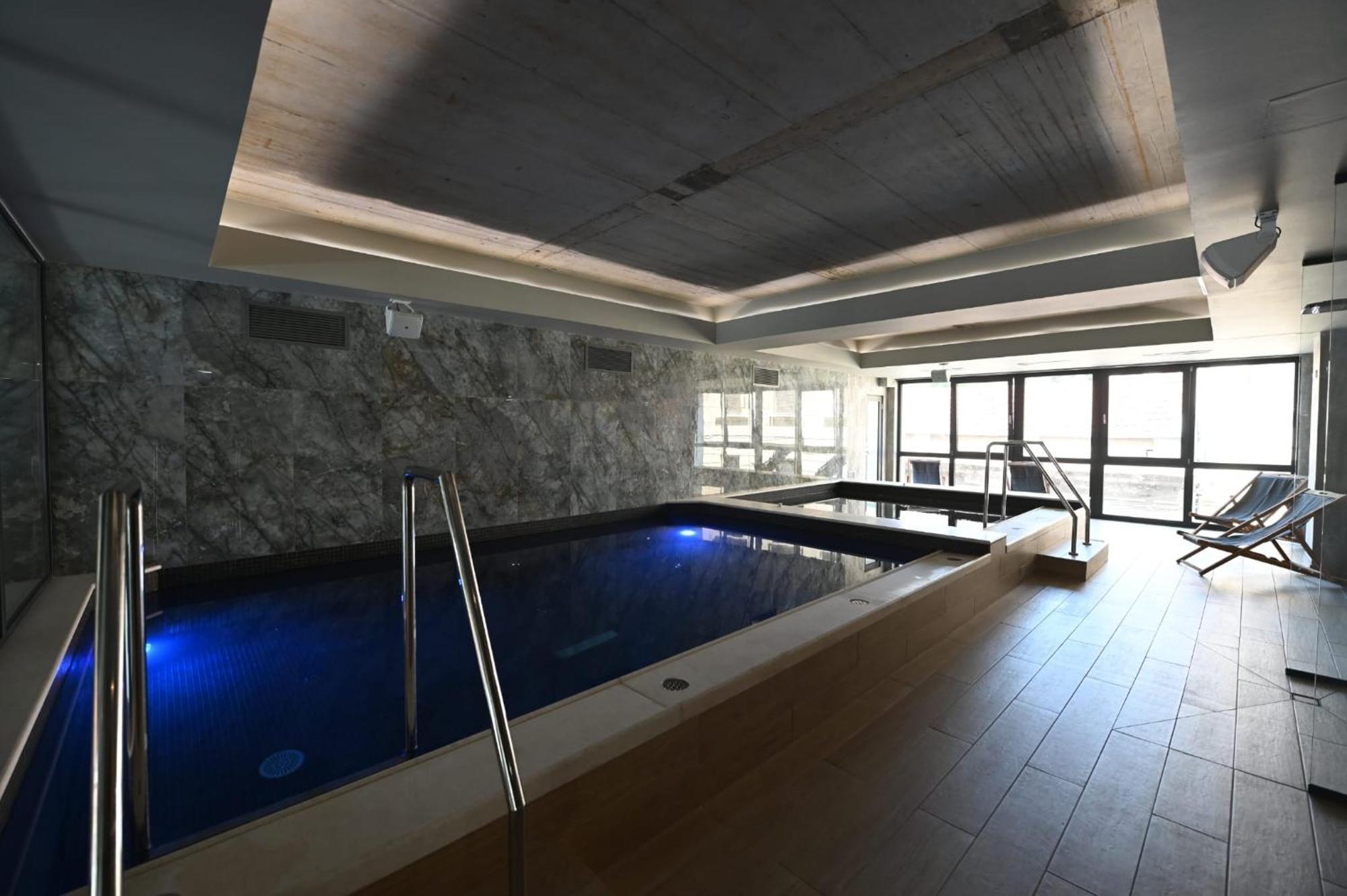Aniroc Signature Hotel Arad Exteriér fotografie The pool at the hotel