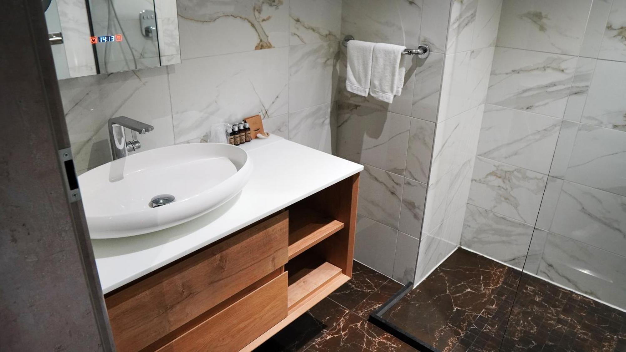 Aniroc Signature Hotel Arad Exteriér fotografie Bathroom