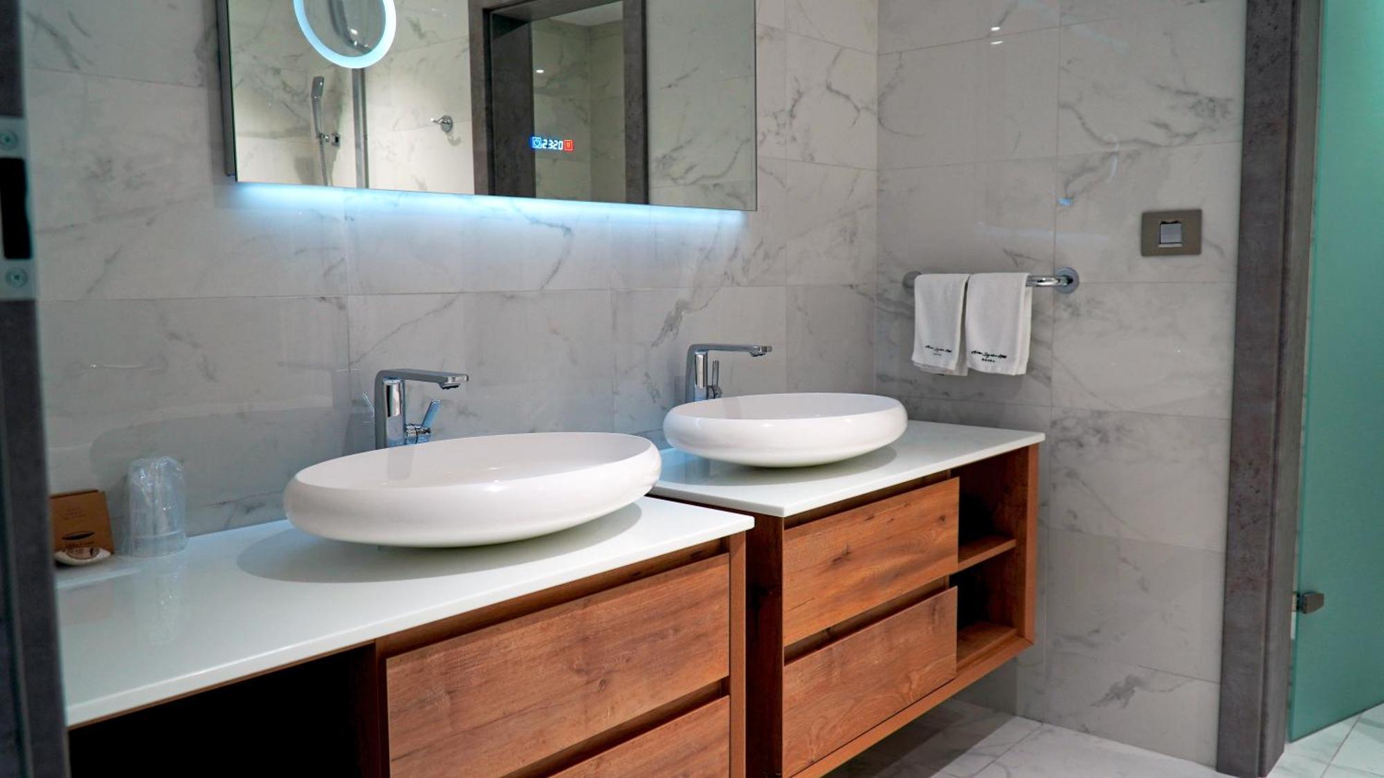 Aniroc Signature Hotel Arad Exteriér fotografie Bathroom