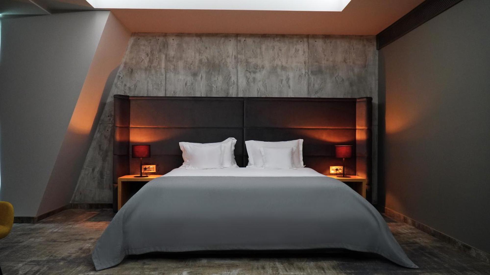 Aniroc Signature Hotel Arad Exteriér fotografie A bed with a duvet